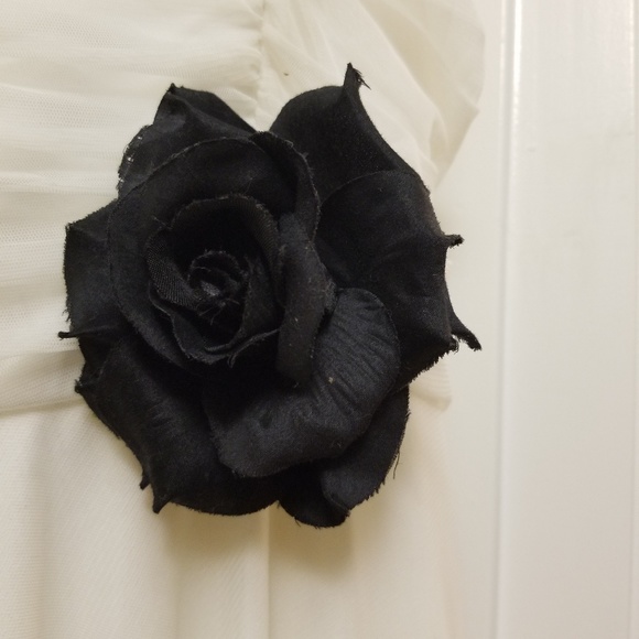 Cream and White Party Dress - Picture 2 of 4